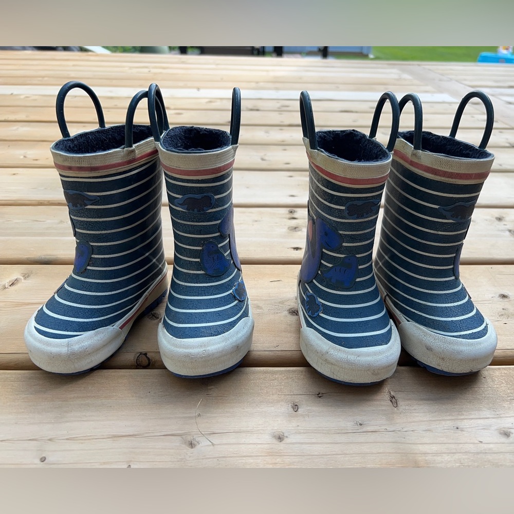 Pair of rain boots toddler size 4